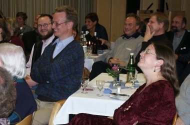 Entkrampftes Lachen beim Kabarettprogramm